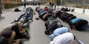 مواطنون يؤدون صلاة الجمعة على المدخل الشمالي لبيت لحم