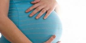 دراسة: استخدام الحامل الماكياج والعطر يصيب مولودها بالربو