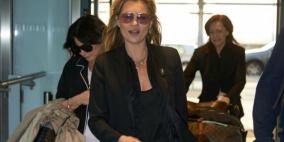 انزال العارضة كيت موس من طائرة بسبب إثارتها للفوضى