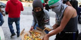 بالصور : مطاعم رام الله تتبرع بوجبات طعام للمتظاهرين والمسعفين والصحفيين قرب مدخل البيرة الشمالي