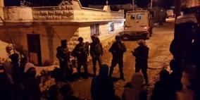 بالصور.. الاحتلال يقتحم عدة منازل في الخليل