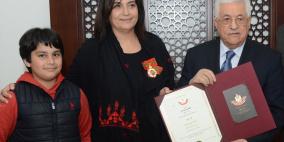 الرئيس يقلد ميسون عودة رتبة فارس من وسام دولة فلسطين