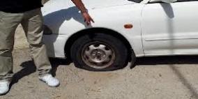 القدس: مجهولون يثقبون إطارات 19 مركبة بشارع صلاح الدين