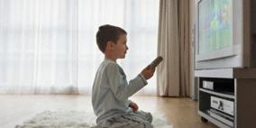 مشاهدة طفلك للتلفاز لفترات طويلة تصيبه بالسمنة والاكتئاب