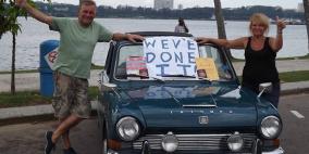 زوجان يزوران بسيارة قديمة 16 بلدا