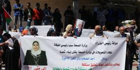 اهالى المرحومة دلال ينظمون وقفة احتجاجية امام مجمع فلسطين الطبي
