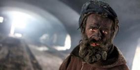 بالصور.. أقذر رجل في أوروبا يعيش بين النار والرماد