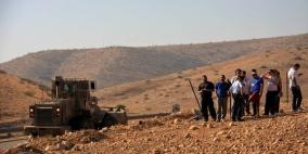 الاحتلال يخطر بهدم حظيرة أغنام ومسكن جنوب الخليل