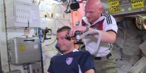 رائدا فضاء يحلقان شعريهما بسبب خسارة في كأس العالم