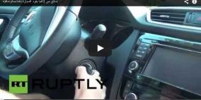 بالفيديو.. سائق من لاتفيا يقود السيارة باستخدام ساقيه