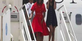 ميشيل أوباما تتعرض لموقف محرج على سلم الطائرة