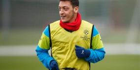 فينجر: أتمنى فوز أوزيل بالكرة الذهبية