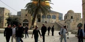 مستوطنون يجددون اقتحامهم للأقصى ويرددون هتافات عنصرية