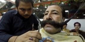 باكستاني يقص شاربيه "70 سم" تحت تهديد السلاح