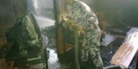 طواقم الدفاع المدني تخمد حريقا في حي زيد بقلقيلية