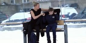 بالفيديو .. طفل نرويجي يتعرّض للبرد في حملة لأجل أطفال سورية