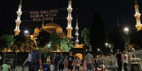مسلمو تركيا يؤدون صلاة تراويح أول ليلة من رمضان