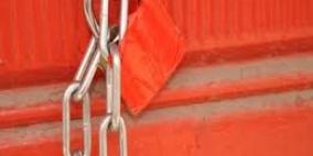 وزارة العمل تغلق مركز تجميل وشركة تركيب مصاعد برام الله