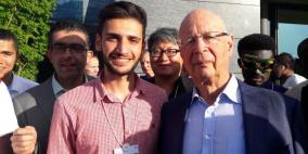 طالب من النجاح يشارك في فعاليات مؤتمر المشكلون العالميون في سويسرا‎