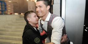 بالصور .. رونالدو يلتقي الطفل الذي تعافى من غيبوبته على صوت أهدافه