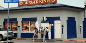 بالفيديو .. قطري يمتطي جملا في طابور للحصول على "تشيزبورغر"