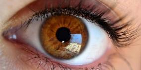 تحذير.. "الموبايل" في الظلام قد يفقدك البصر