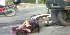 صينية تنتهز فرصة تعرضها لحادث لمراجعة دروسها