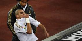 بيبي يرد على إنييستا ويهدي قميصه لفتاة مقعدة