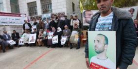 اعتصام أمام الصليب الأحمر تضامنا مع الأسرى المضربين عن الطعام