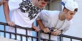 جاستين بيبر يبصق على معجبيه من شرفته ويصدم الجميع