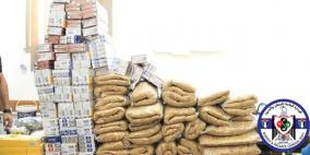 بالصور: ضبط كميات كبيرة من السجائر والمعسل على معبر الكرامة