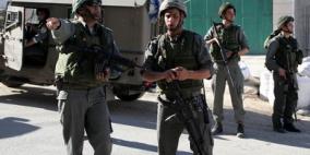 إخطارات بوقف العمل في 'بركسات' شرق الخليل