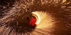 إصابة شاب بجروح بليغة إثر عبثه بالألعاب النارية في الخليل