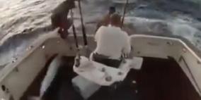 بالفيديو .. سمكة تطير وتقتحم زورق 3 صيادين فاستنجد أحدهم بالبحر