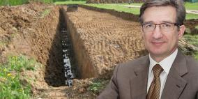 محافظ دونيتسك الأوكرانية يحفر خندقا يفصل المقاطعة عن روسيا