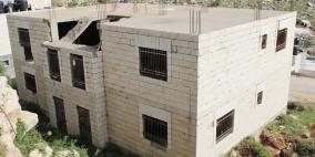 صور: شراء منزل لأسرة الشهيد مهند الحلبي