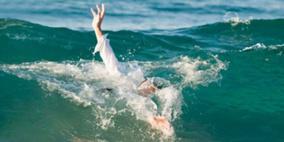 انشال جثة فتى غرق في بحر غزة صباحا