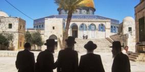 نائب رئيس الكنيست ومستوطنون يقتحمون باحات الأقصى