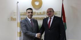 محافظ سلطة النقد ووزير سلطة الطاقة يناقشان الوضع الحالي للطاقة في غزة