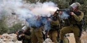 الاحتلال يعتقل جريحا ويصيب مسعفا خلال قمع مسيرة نعلين