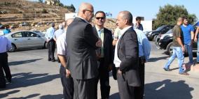 احتشاد العشرات من موظفي جامعة بيرزيت أمام بواباتها و الطلبة يرفضون فتح الجامعة قبل المؤتمر الصحفي