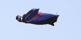 طائرة إيرباص مليئة بالركاب تحلق بجانب "سوبر مان" حقيقي