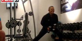 رئيس الدولة الأقوى بالعالم يجهد لرفع 8 كلغ من الحديد