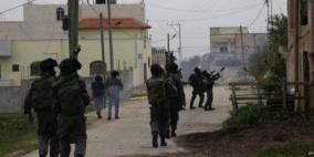 قوات الاحتلال تعتقل شابا من مخيم جنين وتداهم عدة منازل