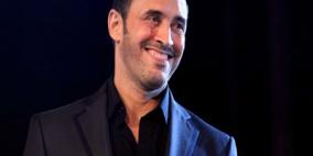 سجادة صلاة كاظم الساهر تثير الجدل على “انستجرام”