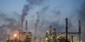 النفط يعاود الصعود مستفيدا من خسائر الدولار