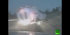 سيارة تطير لتمر بين أخريين ككرة بلياردو مسددة بدقة