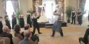 بالفيديو .. حفل زفاف يتحول إلى ساحة مبارزة بين العريس ومحارب ملثم