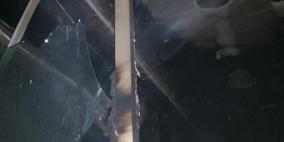 مستوطنون يحرقون منزلاً ويخطون شعارات عنصرية شرق رام الله