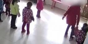كاميرا مراقبة ترصد معلمة تضرب وتركل تلميذتين